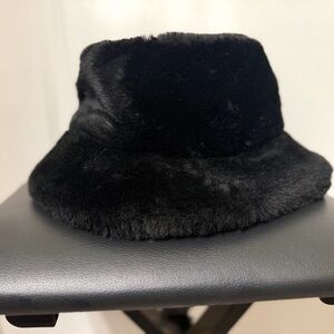 ✨ Elegant Black Faux Fur Bucket Hat 🖤